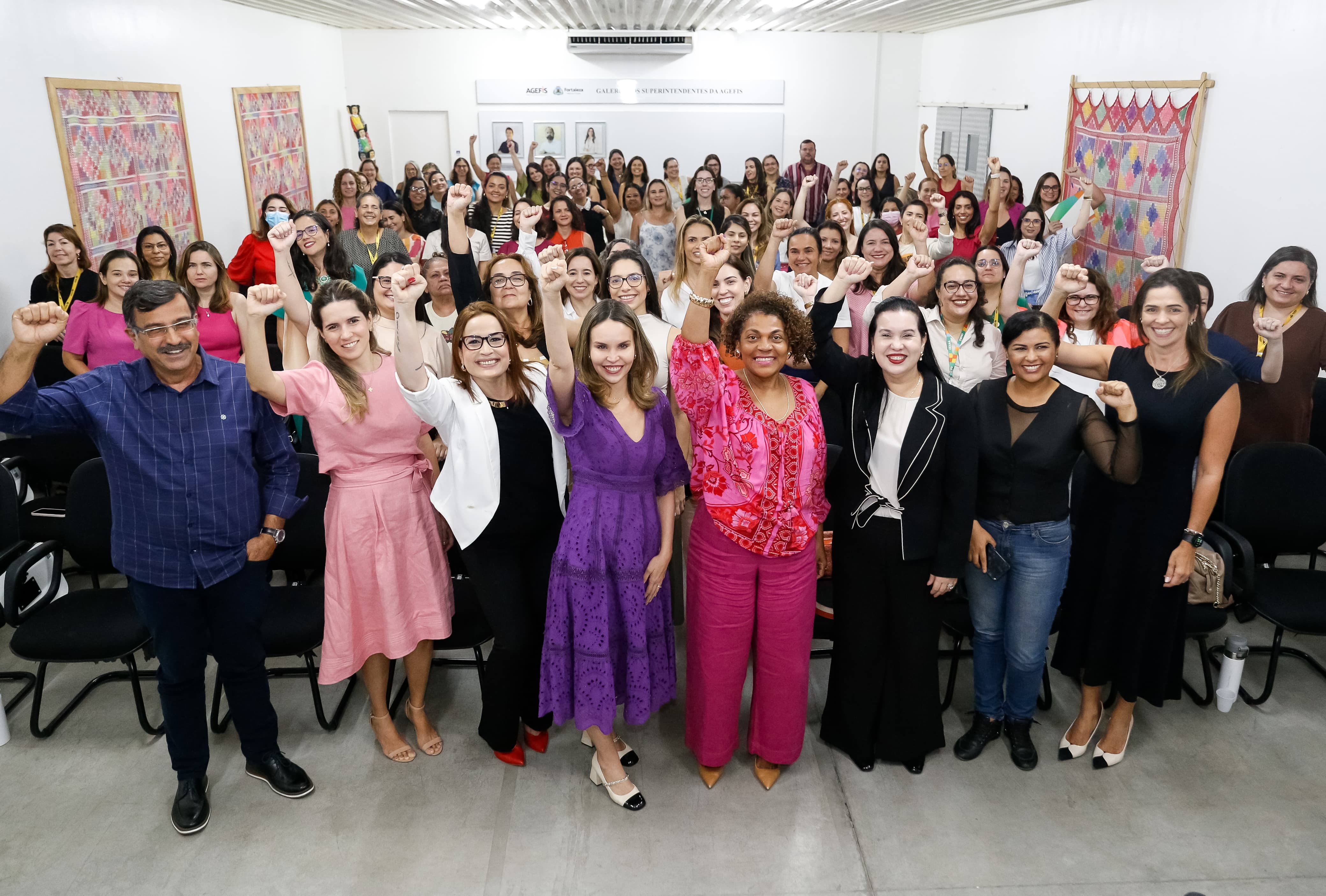 grupo de pessoas posa para a foto no auditório da Agefis